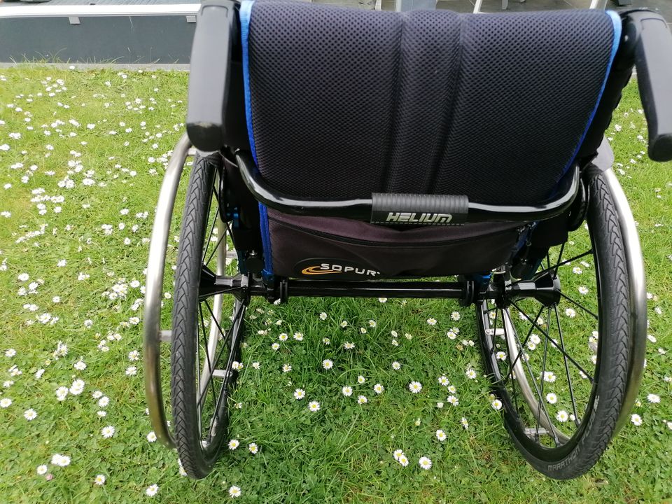 Aktiv Rollstuhl Sunrise Medical Helium, 2 zusätzliche Laufräder in Wuppertal