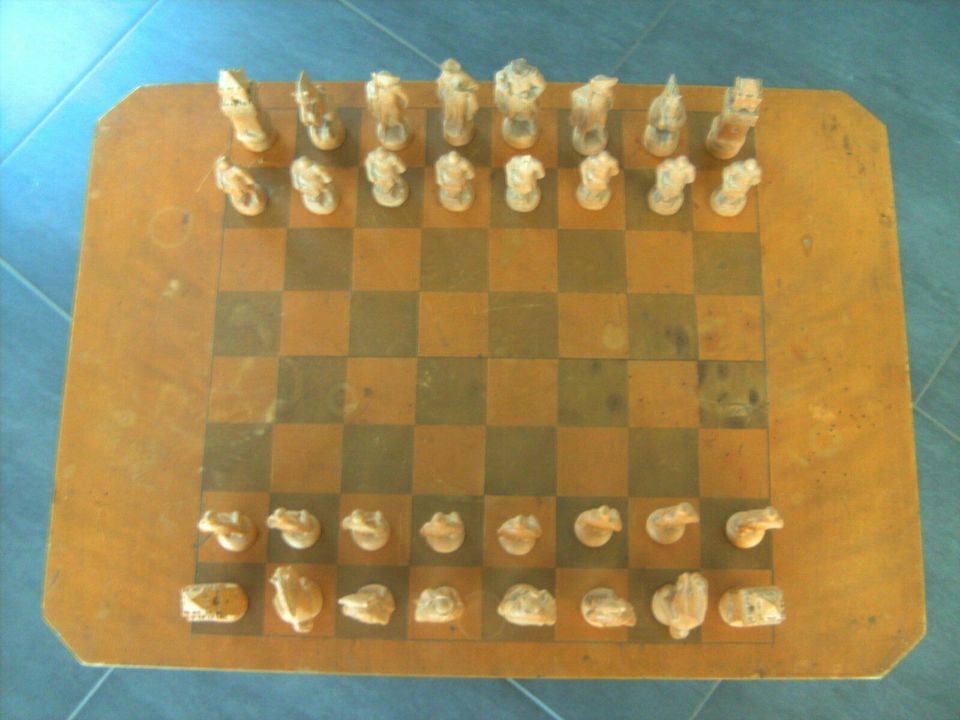 Biedermeier Schachbrett-Tisch, 2 Fächer, mit Stuhl, ohne Figuren in Boppard