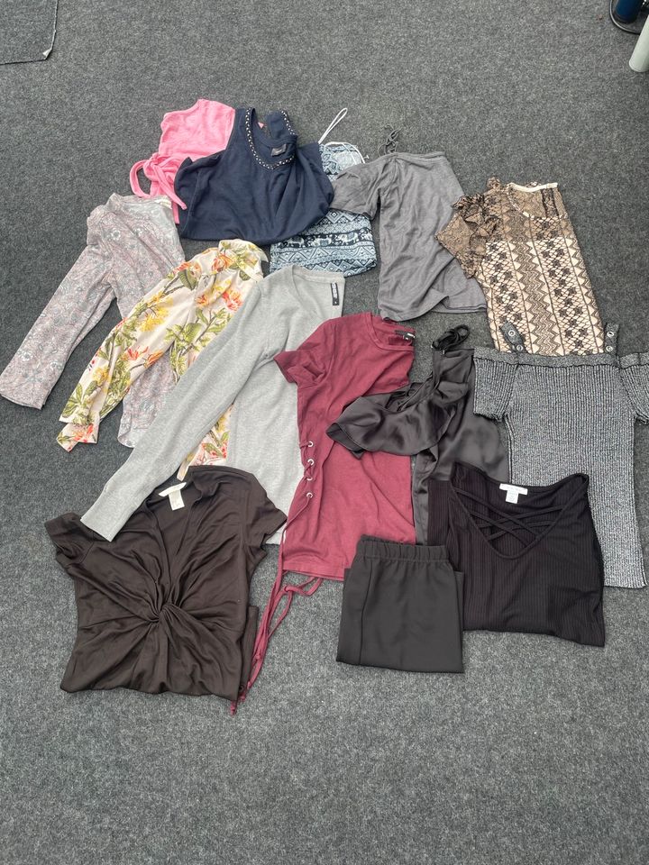 Kleidungspaket XS/S weiblich (14 Teile) Kleiderpaket in Herne