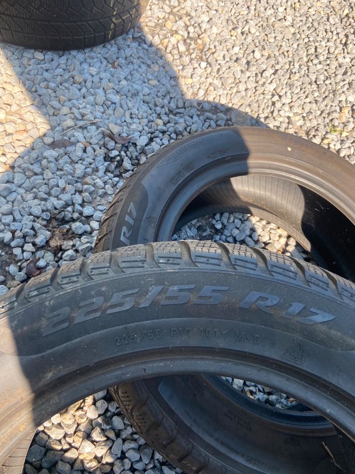 Pirelli Winterreifen 225/55/17 in Herrenberg