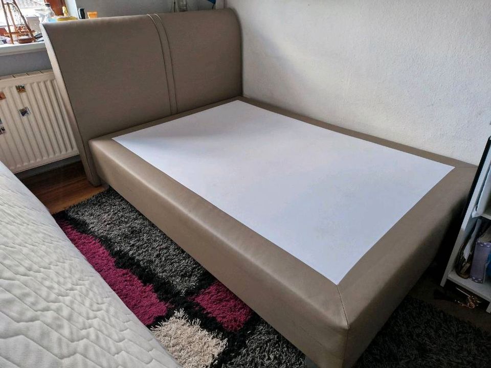 Boxspringbett 1,40x2 m mit Lederimitat in Weyhe