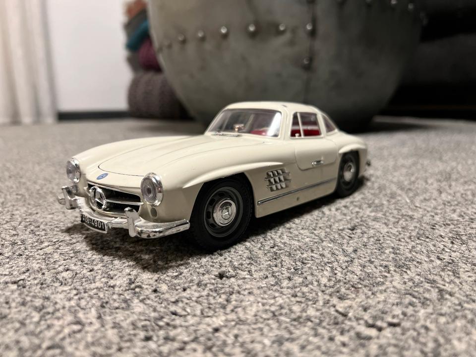 Modellauto Mercedes Minichamps 1/18 300 SL 1954 cremefarben in Gräfenhainichen