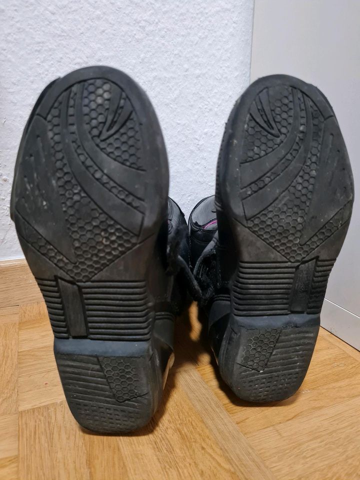 Motorradstiefel / Stiefel Gr 38 schwarz/lila in Seesen