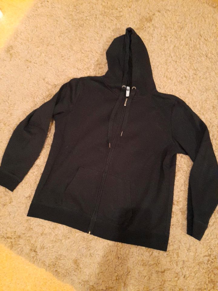 Takko Zip Hoodies Größe XL  3xschwarz, 1xhellgrün in Lauf a.d. Pegnitz