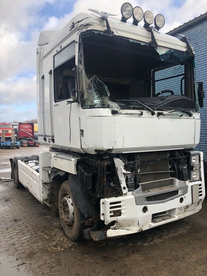 Renault Magnum 18 460 DXI SZM Euro 5 Unfall in Salzgitter