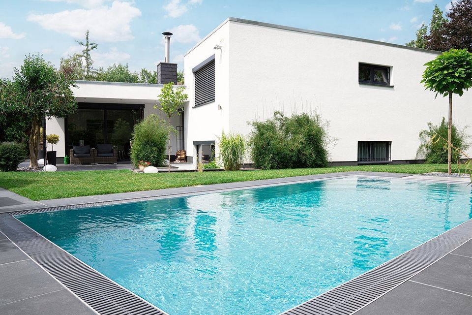 Pool Komplettset Infinity® Bay mit Überlauf-Schwimmbecken und optionaler Poolüberdachung / elektrischem Rollo, Poolgröße 3,0 x 7,0m in Winklarn