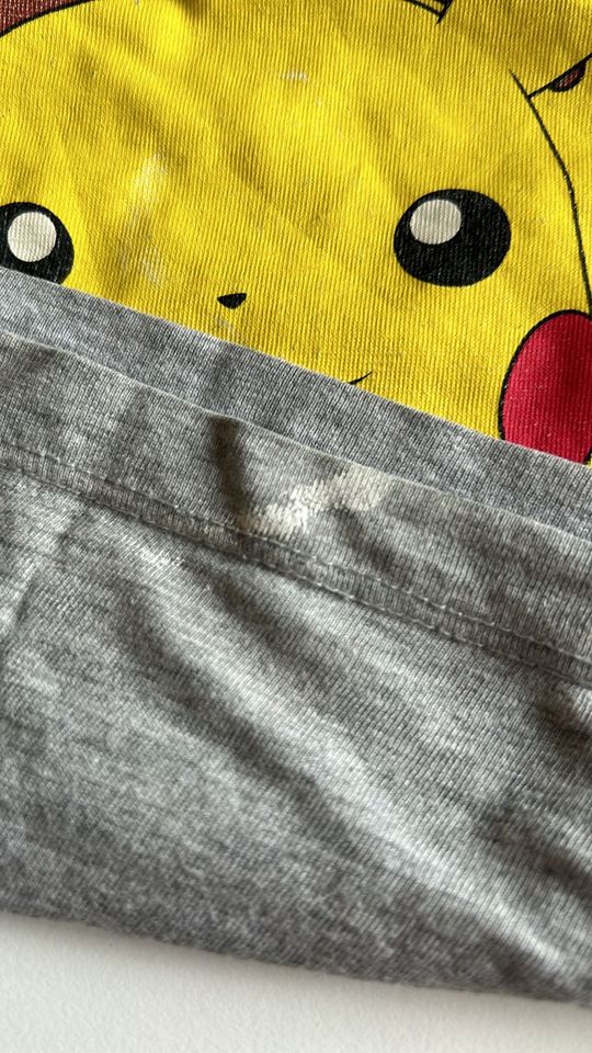 Pokémon Pikachu T-shirt und Pulli 116/122 in Göttingen
