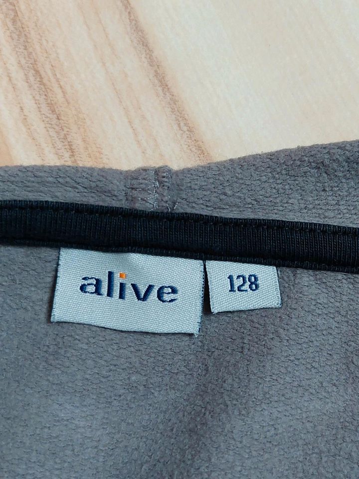 Hoodie von Alive Größe 128 in Ebern