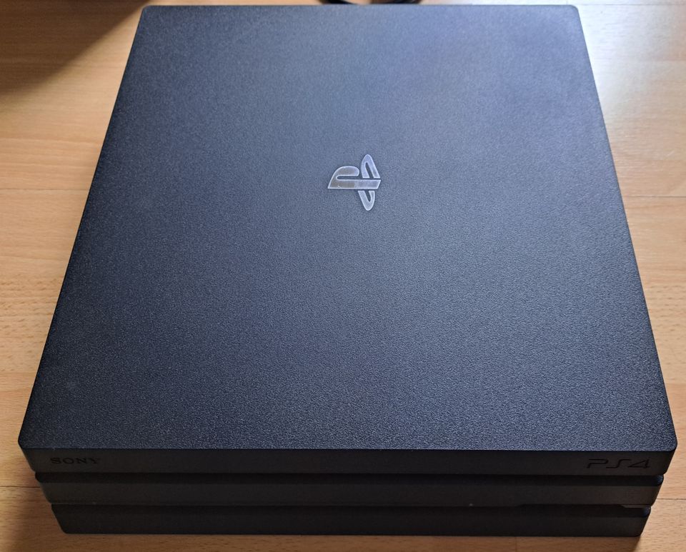 Playstation 4 Pro 1 TB + Ladestation + 6 Spiele in Dortmund