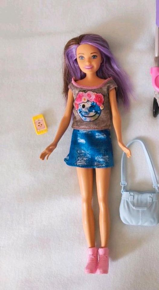 Barbie Skipper+6x Kleidung Baby Zubehör Mattel in Hamburg