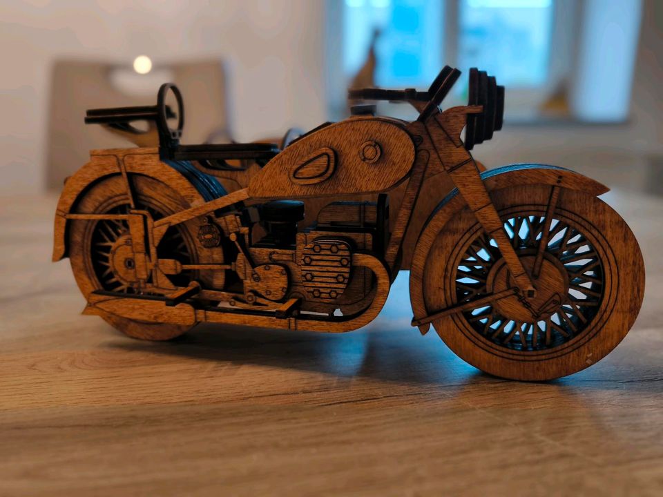 Motorrad aus Holz mit Beiwagen für eine Dose Bier Geschenk in Gera