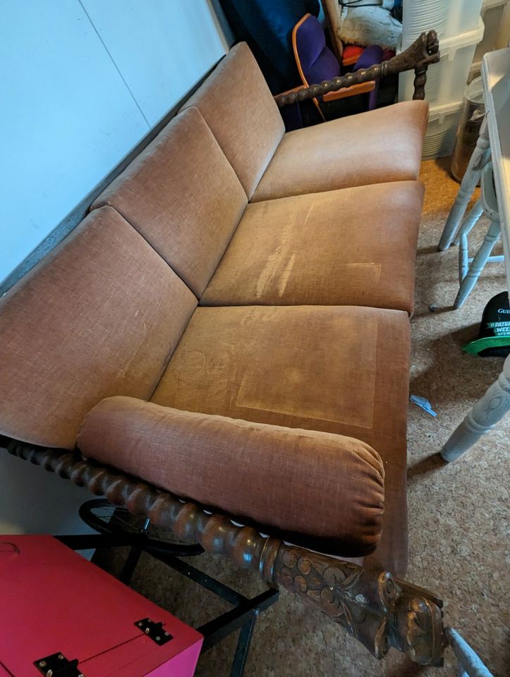 Antikes Sofa mit Schnitzereien und  Drechselarbeiten in Viersen