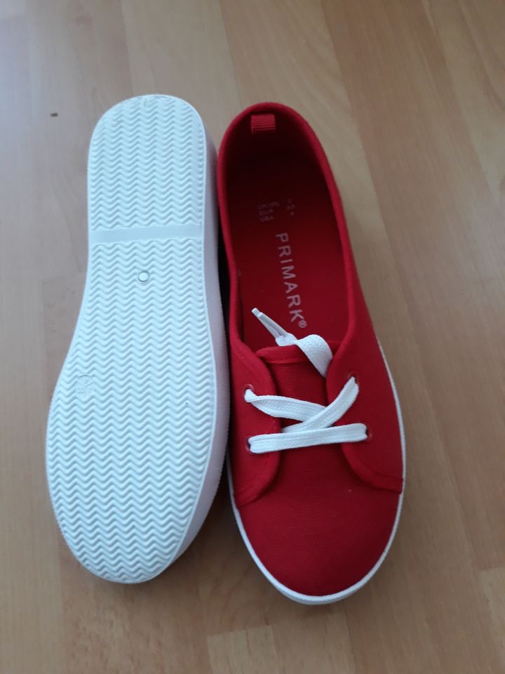 Neue SLIPPER FÜR MÄDCHEN, Gr.34 in Freiburg im Breisgau