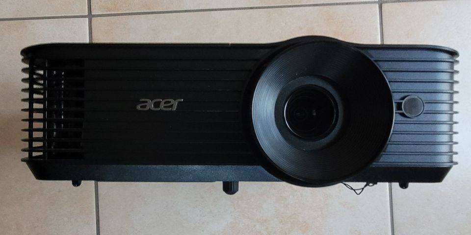 Acer H5385BDi DLP Beamer und ESMART Leinwand in Germering