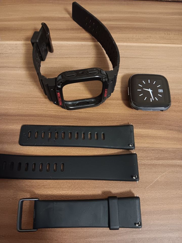 1x Fitbit Versa 2, Smartwatch + 3x Armband in Leipzig