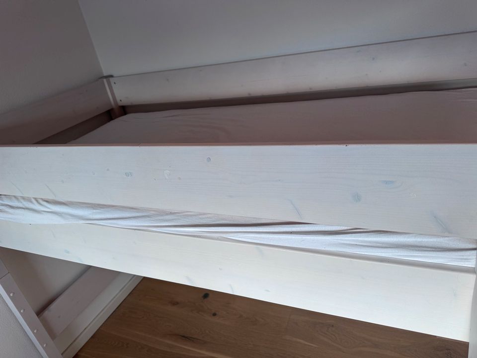 Kinder Hochbett von Paidi in weiss mit Lattenrost und Matratze in Landshut