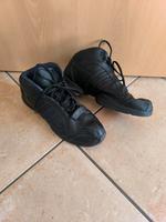 Hallenturnschuhe Gr. 42 von Adidas Niedersachsen - Lehrte Vorschau