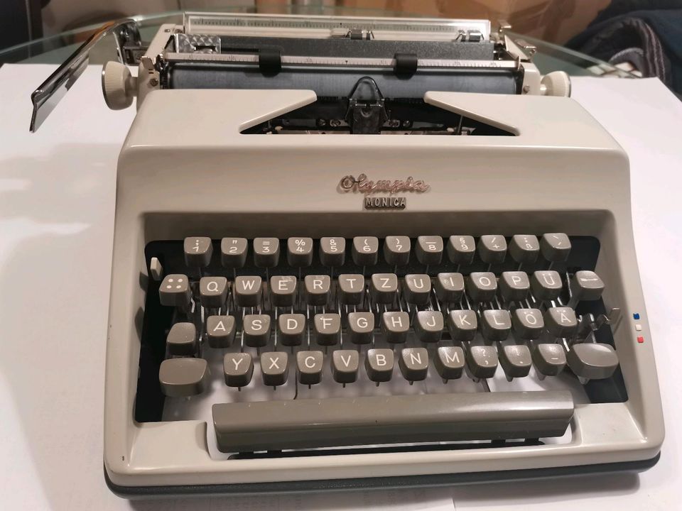 Verkaufe Olympia Schreibmaschine Modell Monica inkl. Koffer in Rott