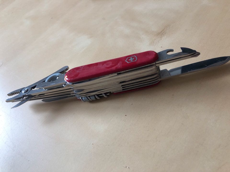 Swiss Champ Großes Victorinox Taschenmesser Multitool in Wuppertal