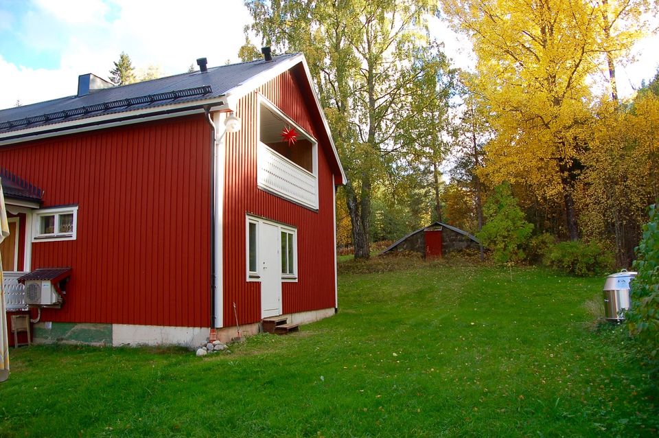 8200 qm schwedische Natur mit Wohnhaus und Nebengebäuden in Spiegelau