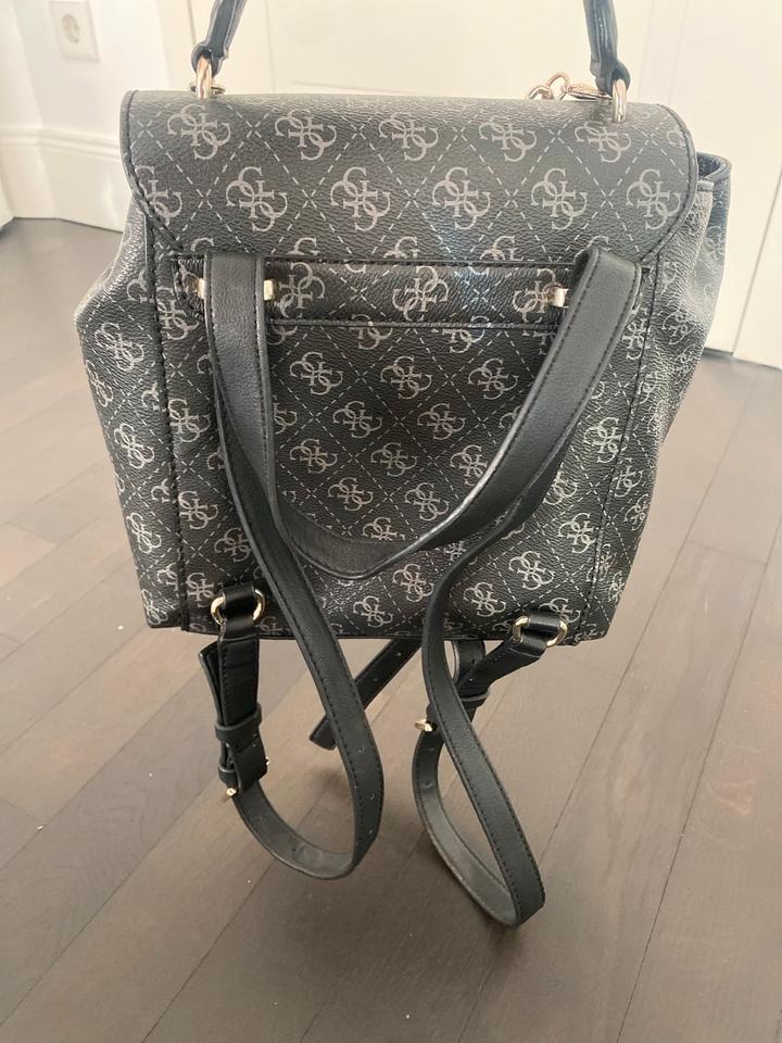 Guess Rucksack Schwarz Silber-Gebraucht,aber gut erhalten in Berlin