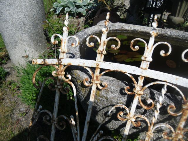 altes Eisengitter Eisenzaun Türgitter Fenstergitter um 1870 in Wolnzach