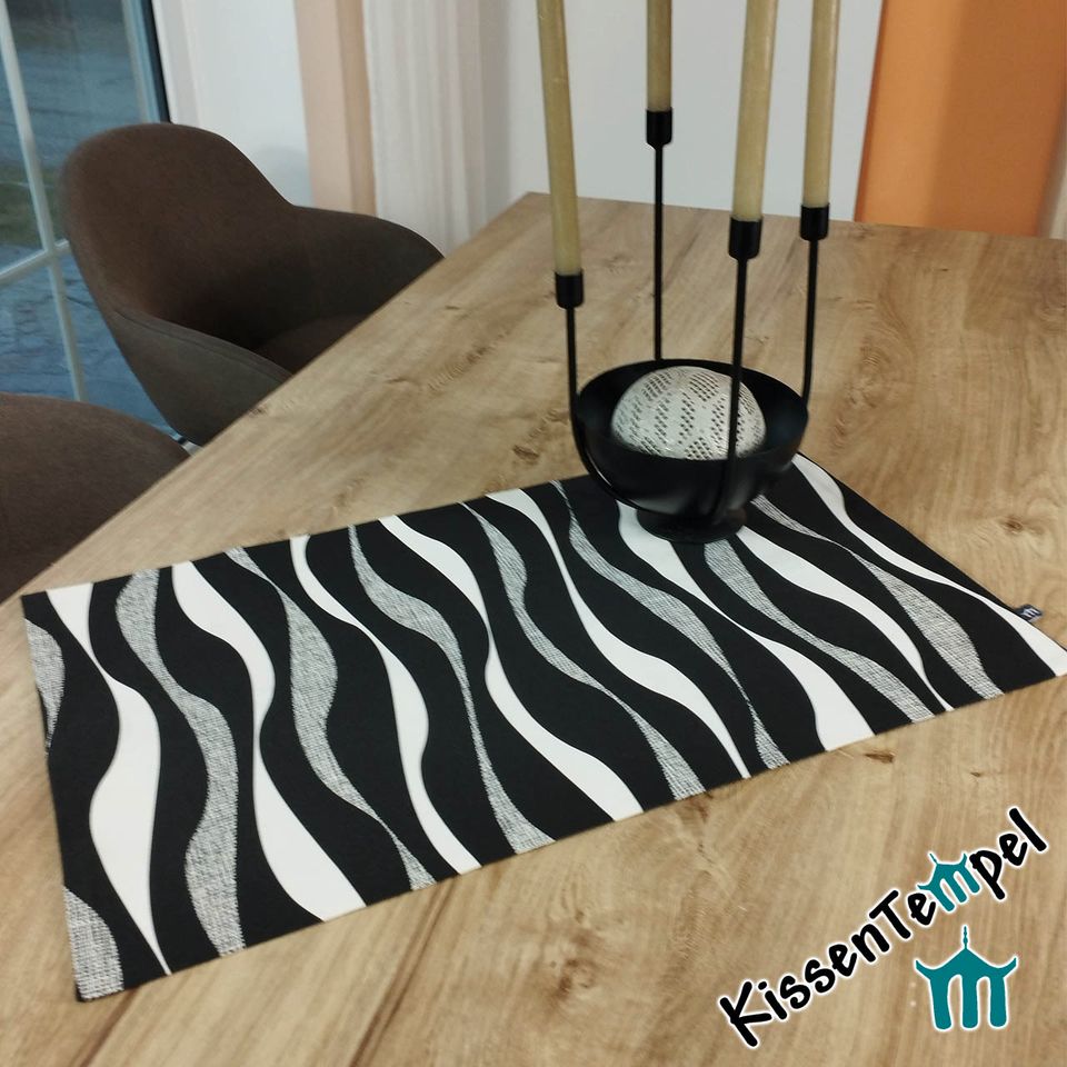 Moderner TischLäufer „Savanne“, Zebra-Design in schwarz/weiß in Parkstetten