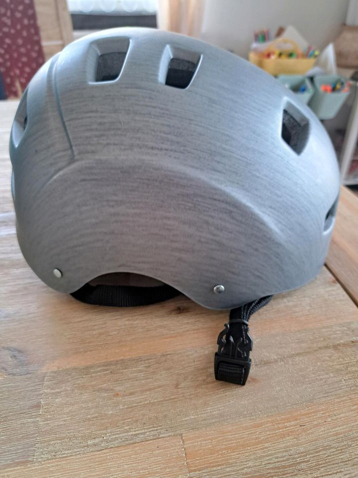 KED Skatehelm Fahrradhelm 57-62 in Bardowick