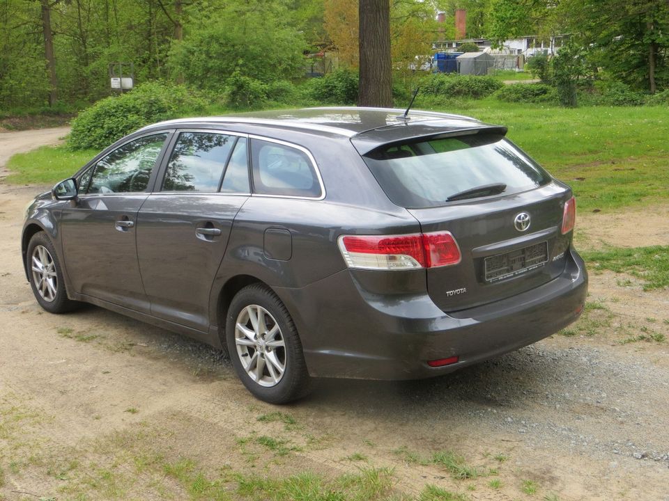 Toyota Avensis Kombi Edition in Lübeck