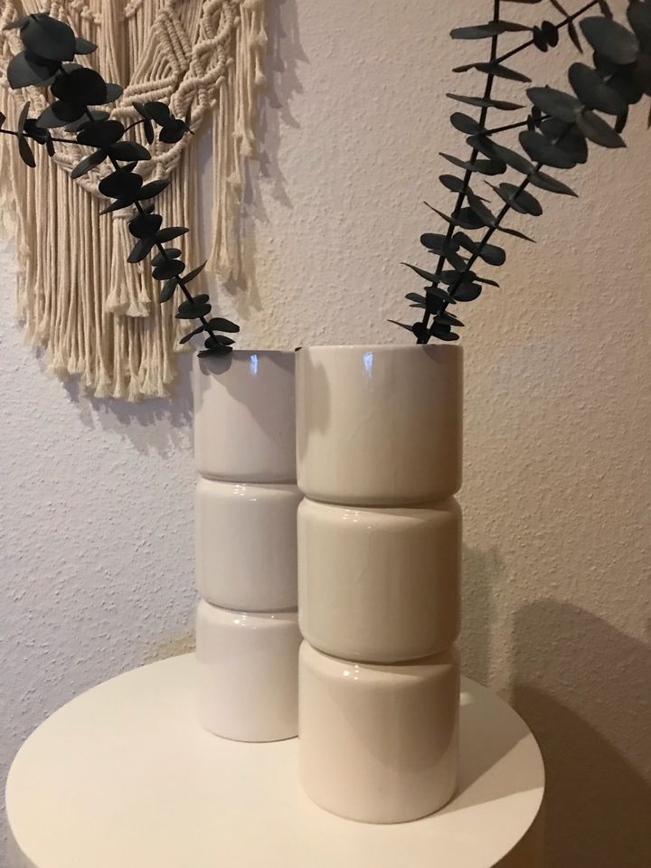 Zwei weiße Keramik Vasen in Oyten