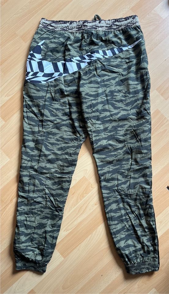 Nike Sport Hose Camouflage gemustert M Logo in Kevelaer