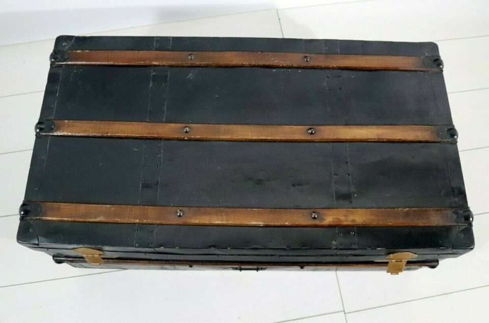 Alte große Holztruhe Kiste mit Schutzleisten schwarz in Würselen