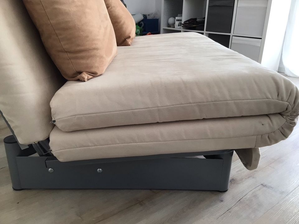 Schlafcouch gebraucht beige mit Kissen in Königsmoos