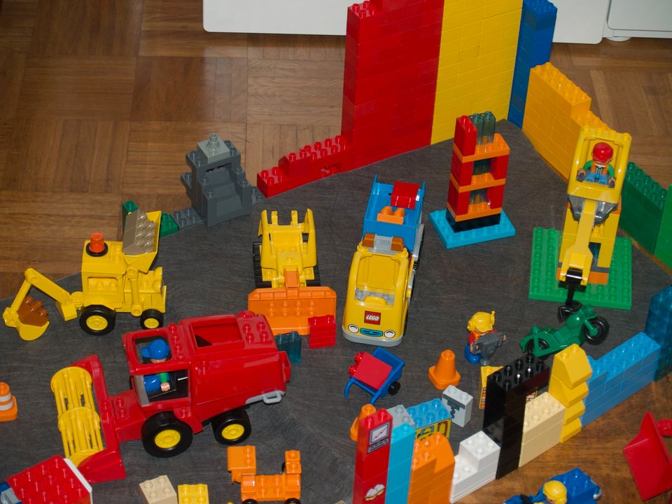 Lego Duplo Konvolut - Figuren, Fahrzeuge, Legosteine, Platten.. in Stuttgart