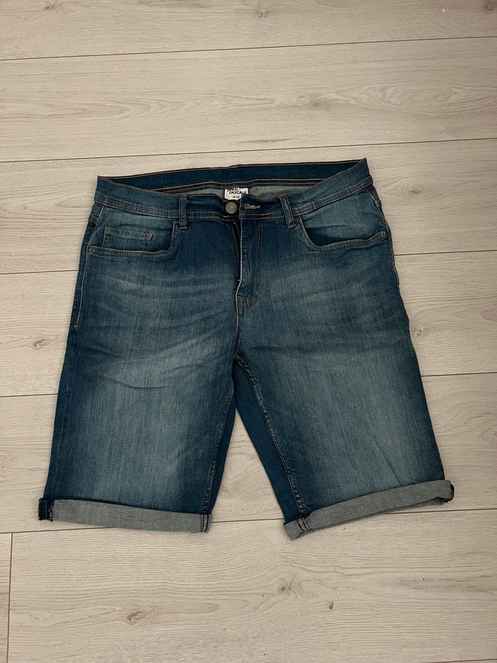 Hose Kurze Hose Jeans 33 in Duisburg