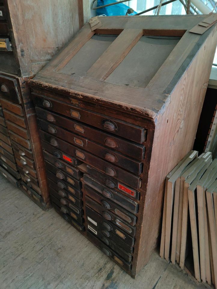 Sehr alter Schubladenschrank Druckereischrank in Fürstenfeldbruck