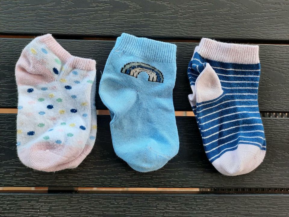 Neuwertig Babykleidung Gr.86/92 Tshirt Body Pyjama Sneaker Socken in Nordenham