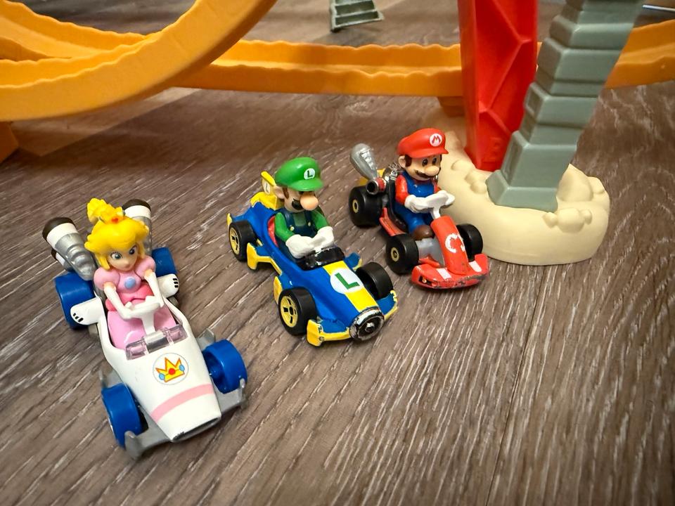 Hot Wheels Super Mario Dschungel-Königreich inkl. 4 Fahrzeuge in Krauchenwies