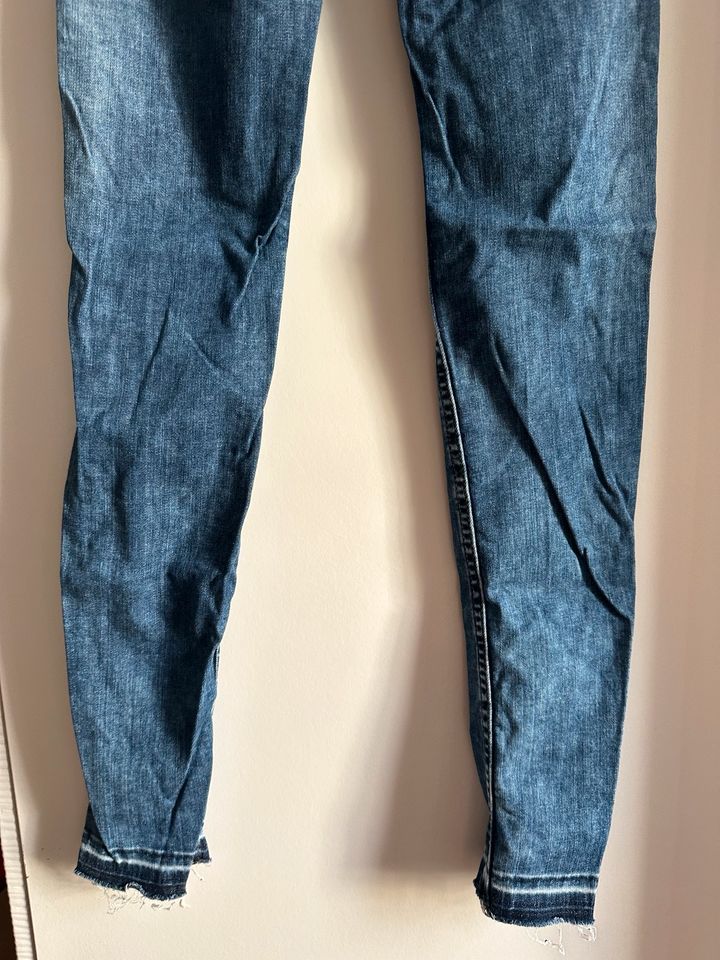 Jeanshose von H&M Größe 25/30 in Berlin