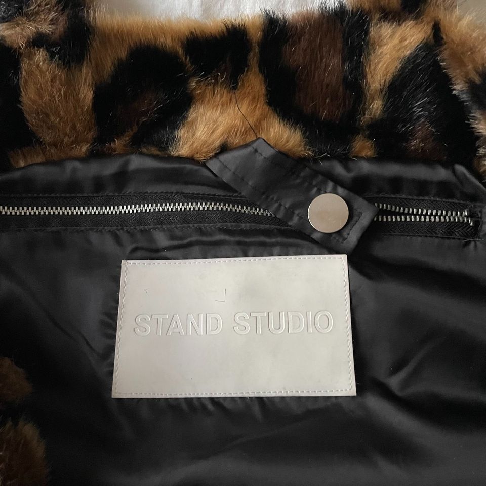 STAND STUDIO XXL Leo Fake Fur Shopper Tasche in Hanau