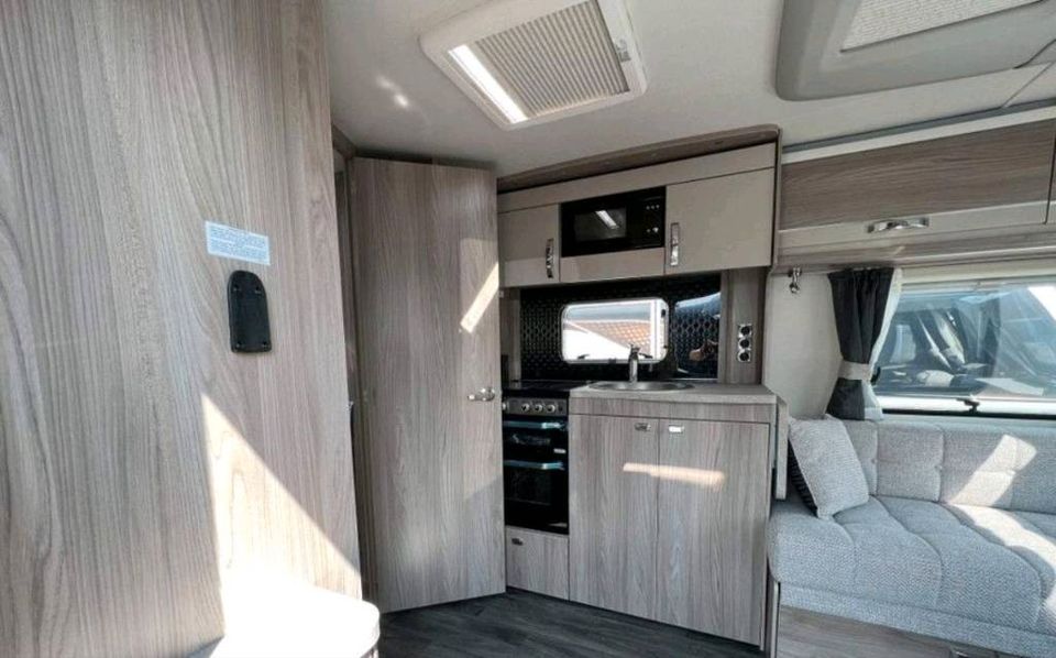 Neuen Luxus Wohnwagen mit Dachklimaanlage mieten - bis zu 4 Personen - Luxusbad mit Dusche  - Separates Schlafzimmer mit Queensbett - Sprite Cruzer 635 SR in Ostbevern