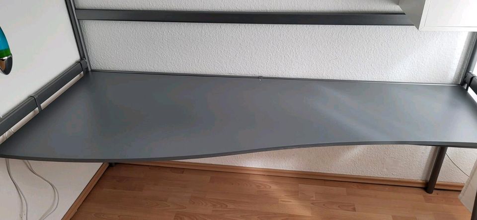 Hochbett "Svärta" von Ikea mit Tischplatte in Wetzlar