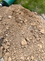 Erdhaufen Erde Erdaushub mit teilweise Steinen zu verschenken! Niedersachsen - Einbeck Vorschau