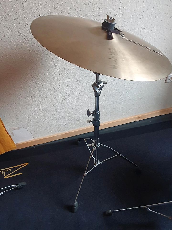 Drum Hocker Teppich Cymbals , Becken und Stative Galgenständer in Frankfurt am Main