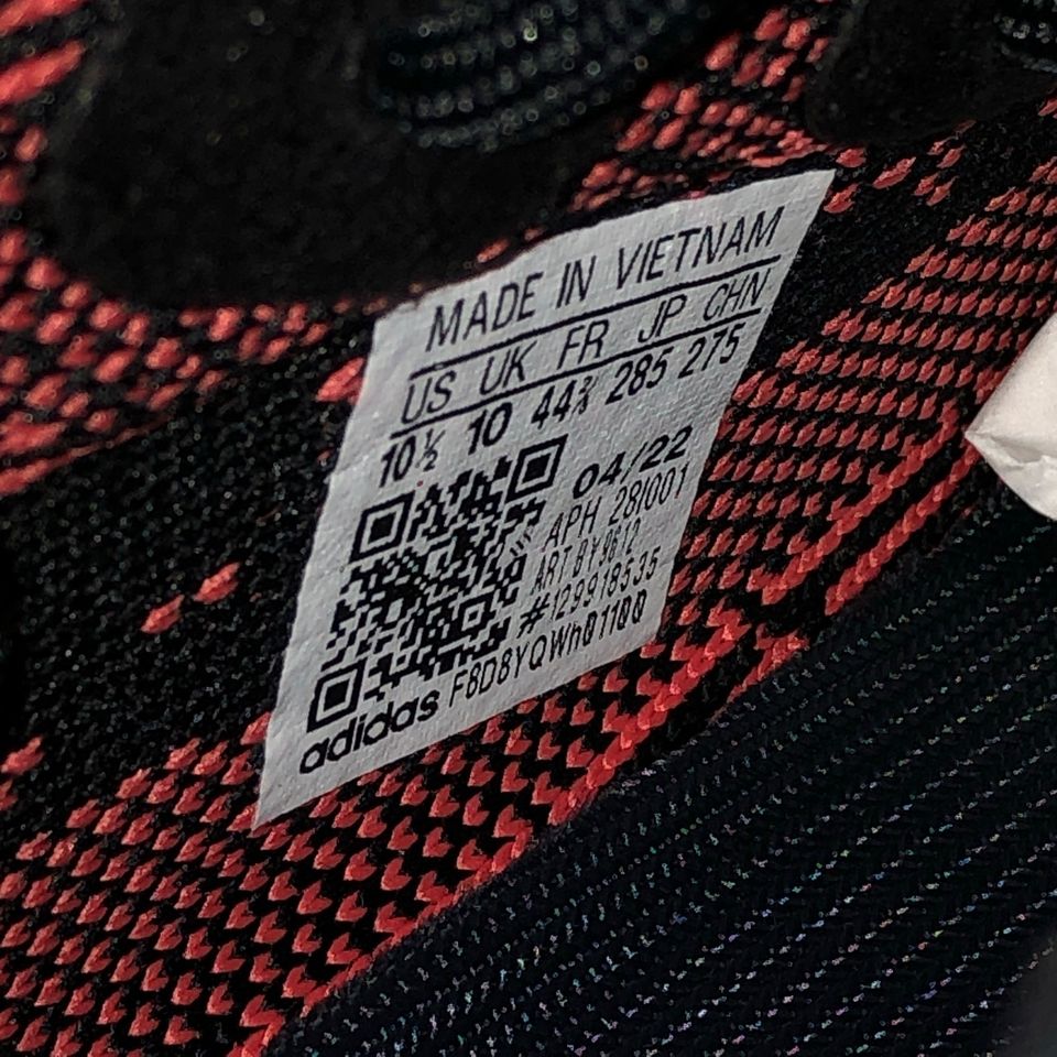 Adidas Yeezy 350 v2 Core Red in Berlin