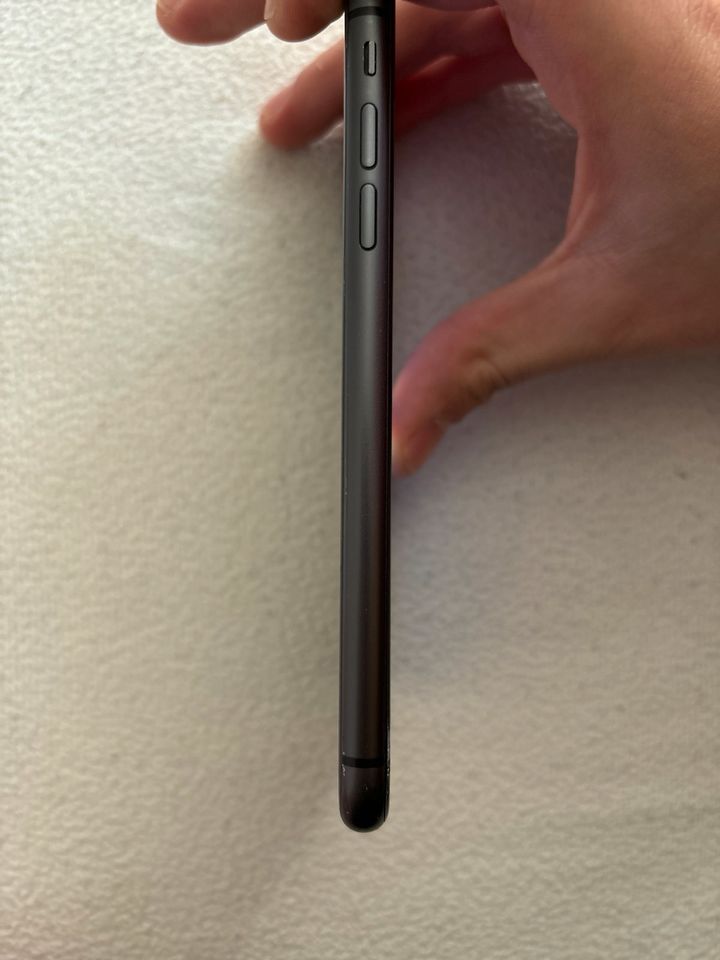 iPhone 11 mit kleine Schäden 128gb in Königslutter am Elm