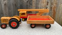 DDR Holzspielzeug Traktor mit Anhänger Sachsen - Niederfrohna Vorschau