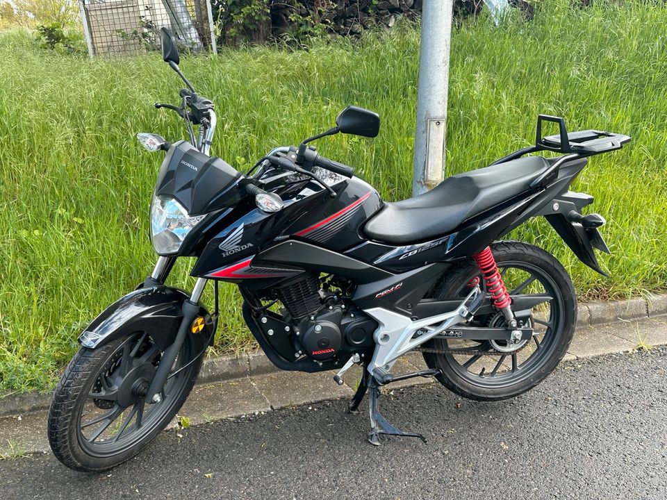 Honda CB125F Schwarz Top Case in Allersberg