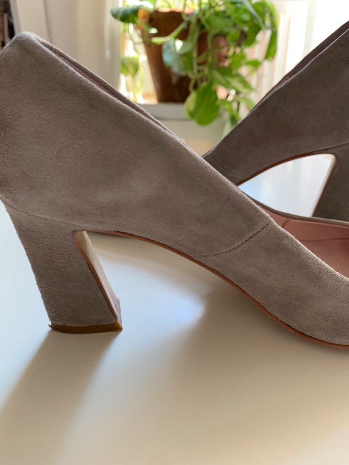 Edle Pumps High Heels Leder beige-grau Suede in Berlin