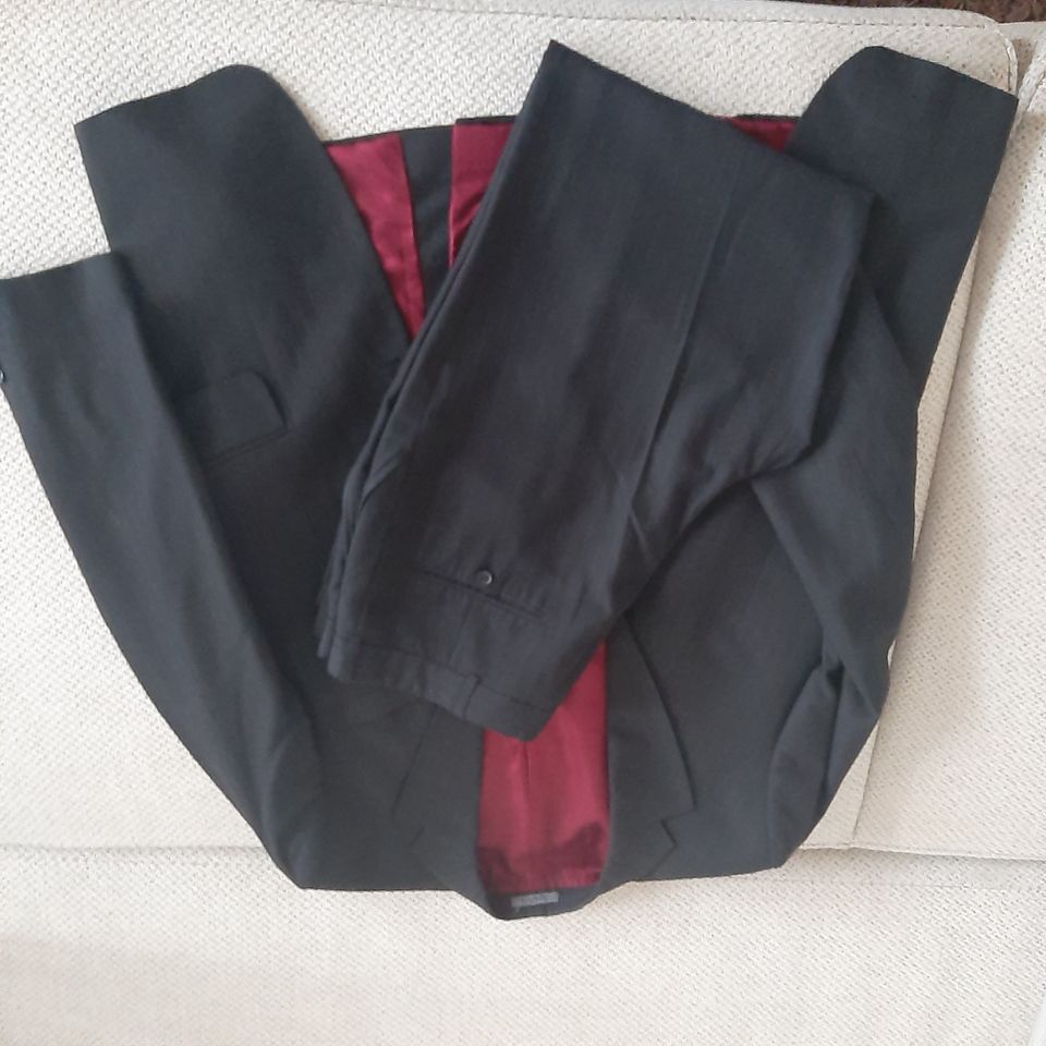 Anzug Sakko Hose Regular Fit Schwarz rot gestreift in Hagen